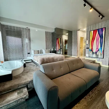 Urban Bliss Jacuzzi *
